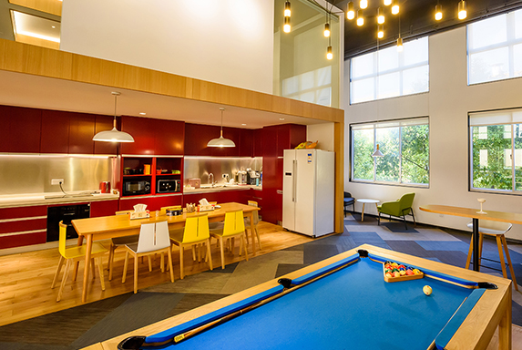 午夜AV免费观看施工